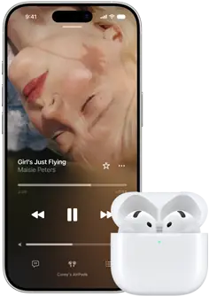 Un iPhone à côté d’AirPods dans leur boîtier de charge, le boîtier est ouvert