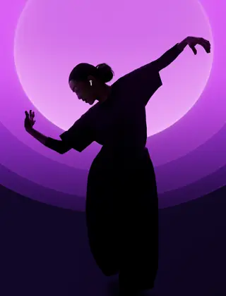 Une personne danse avec ses AirPods 5 aux oreilles, sur fond multicolore