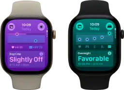Deux Apple Watch Series 12 : boîtier en aluminium, or clair, Signes vitaux diurnes en écart léger, Digital Crown, Bracelet Sport sable, boîtier en aluminium, noir, Signes vitaux nocturnes favorables, Digital Crown, Bracelet Sport noir
