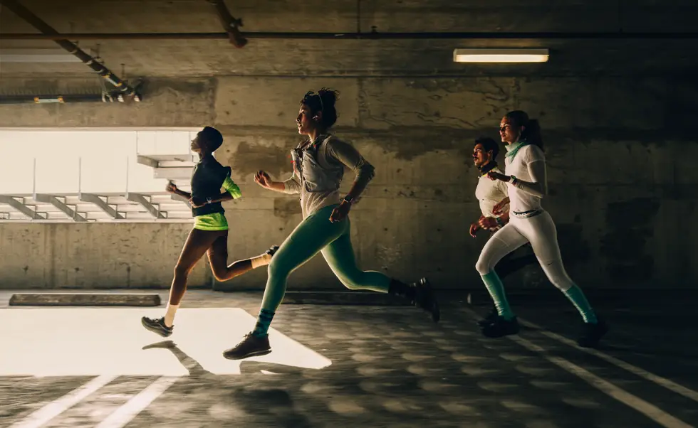 Un groupe de personnes court en ville, chacune d’entre elles porte une Apple Watch Series 12