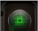 Dos d’une Apple Watch Series 12, boîtier en aluminium, bronze sombre, plusieurs capteurs ronds émettant des lueurs LED vertes, côté gauche, Digital Crown, Bracelet Sport, olive