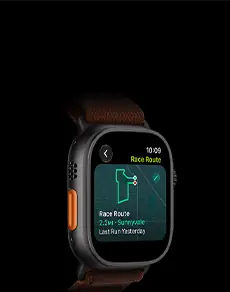 Apple Watch Ultra 4, kast van titanium, kleur zwart, feature Route met een kaart van een hardlooproute, linkerkant, Actieknop, Alpine-bandje, kleur bordeauxrood