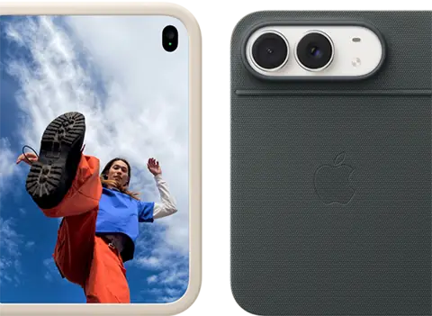 iPhone Duo, finition blanc stellaire dans une coque en silicone sable, mode paysage, entièrement ouvert en position horizontale, double caméra Fusion en haut à gauche, une coque recouvre la face extérieure arrière et le bord de l’écran interne, le côté droit présente l’écran externe affichant l’image d’une personne. iPhone Duo, finition blanc stellaire, appuyé sur le Folio marine avec support, complètement ouvert à l’horizontale ; la face extérieure arrière met en évidence la double caméra Fusion 48 MP, deux objectifs