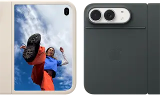 iPhone Duo, finition blanc stellaire dans une coque en silicone sable, mode paysage, entièrement ouvert en position horizontale, double caméra Fusion en haut à gauche, une coque recouvre la face extérieure arrière et le bord de l’écran interne, le côté droit présente l’écran externe affichant l’image d’une personne. iPhone Duo, finition blanc stellaire, appuyé sur le Folio marine avec support, complètement ouvert à l’horizontale ; la face extérieure arrière met en évidence la double caméra Fusion 48 MP, deux objectifs