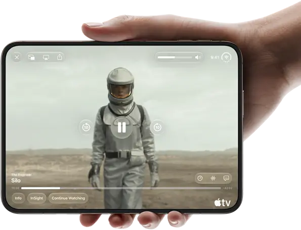 iPhone Duo, tenu à une main, ouvert en position horizontale, entièrement déplié, l’écran interne affichant la série Apple TV « Silo »