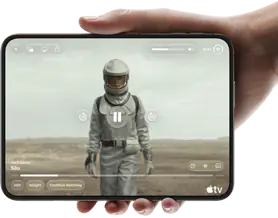 iPhone Duo, tenu à une main, ouvert en position horizontale, entièrement déplié, l’écran interne affichant la série Apple TV « Silo »
