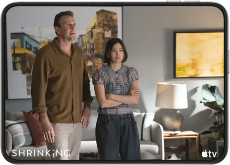 iPhone Duo, ouvert en position horizontale, la série Apple TV « Shrinking » est en cours de lecture à l’écran