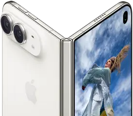 iPhone Duo, entrouvert à la manière d’un livre, mécanisme de la charnière au centre, volet extérieur arrière à gauche avec logo Apple et double caméra, écran externe à droite affichant le portrait d’une personne blonde