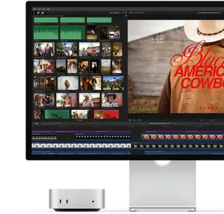 Mac mini associé à un Studio Display, écran affichant à droite l’écran titre d’un film intitulé Black American Cowboy et à gauche plusieurs images