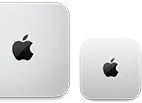 Deux Mac mini, vus de dessus, aluminium argent, angles arrondis, logo Apple noir brillant centré, l’appareil de gauche correspond à la nouvelle version et fait moins de la moitié de la taille de celui de droite