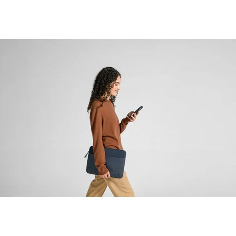 Housse Incase A.R.C. pour MacBook Pro 14 pouces — Bleu marine — vue 4