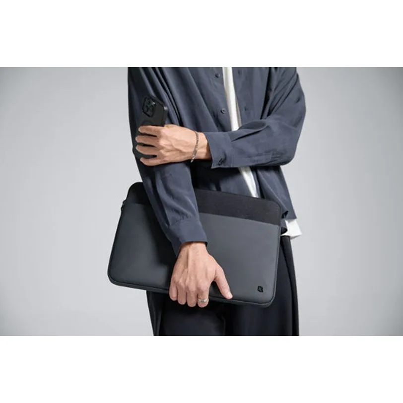 Housse Incase A.R.C. pour MacBook Pro 16 pouces — Noir — vue 6