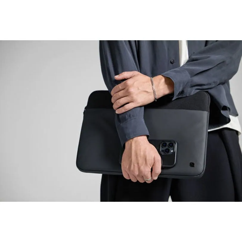 Housse Incase A.R.C. pour MacBook Pro 16 pouces — Noir — vue 7