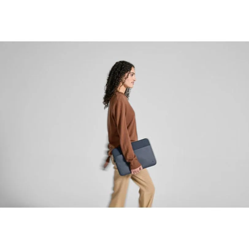 Housse Incase A.R.C. pour MacBook Pro 16 pouces — Bleu marine — vue 2