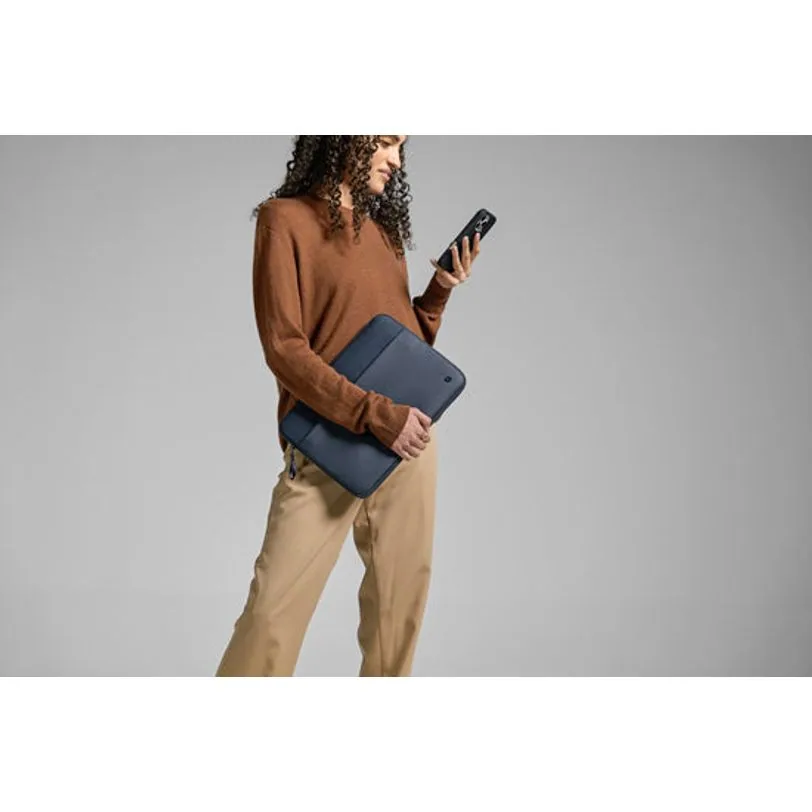 Housse Incase A.R.C. pour MacBook Pro 16 pouces — Bleu marine — vue 7