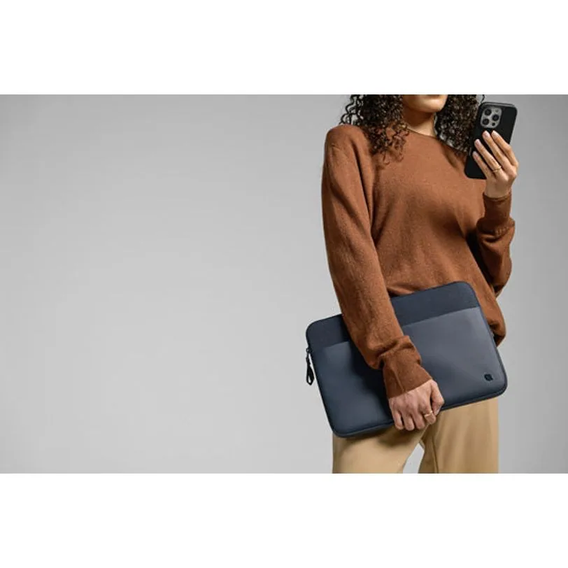 Housse Incase A.R.C. pour MacBook Pro 16 pouces — Bleu marine — vue 8