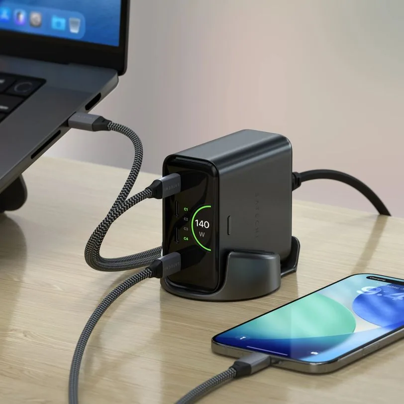 Chargeur de bureau Satechi ChargeView 140 W GaN avec écran — vue 3