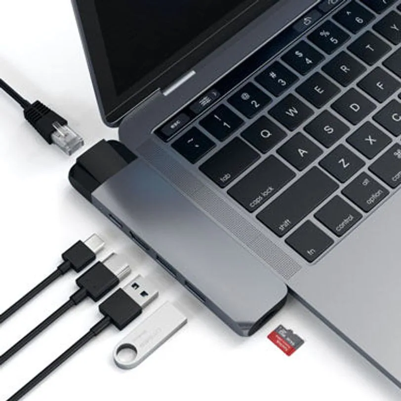 Hub Satechi USB-C Pro avec Ethernet et HDMI 4K — Gris sidéral — vue 3