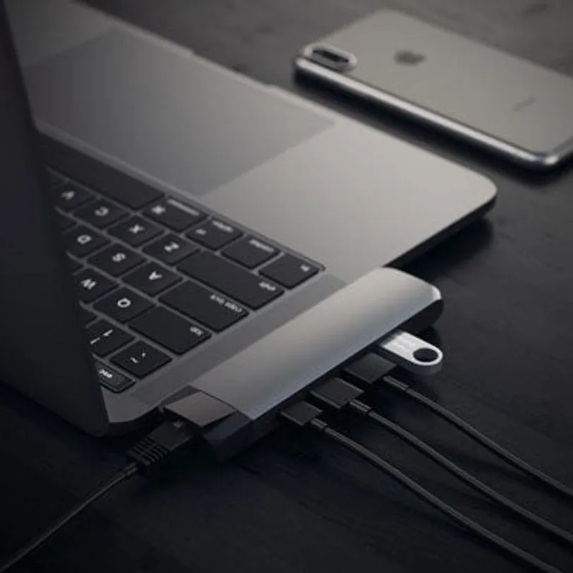 Hub Satechi USB-C Pro avec Ethernet et HDMI 4K — Gris sidéral — vue 7