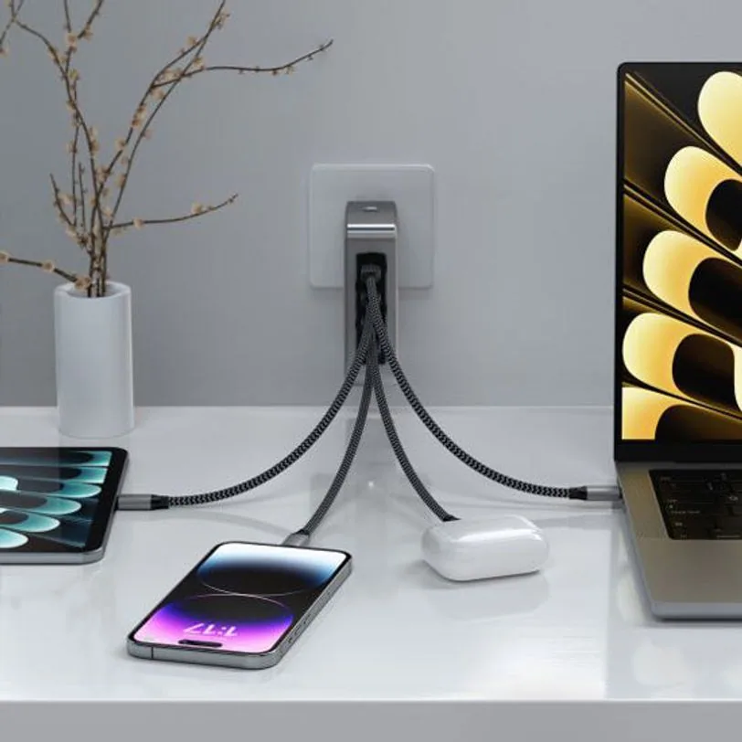 Chargeur Satechi GaN 145 W 4 ports USB-C — Gris sidéral — vue 2
